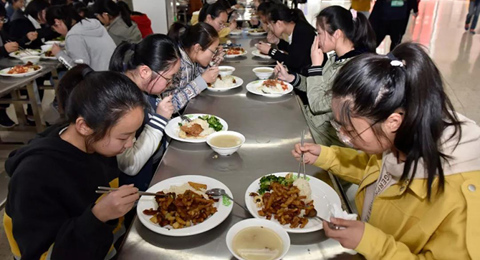 一厨窗口香三餐,一餐同进暖青春